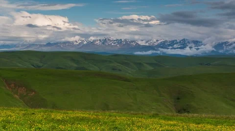 The formation of storm clouds over the mountains. Vidéo 52774281