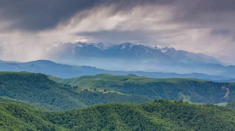 The formation of storm clouds over the mountains. Vidéo 52777097