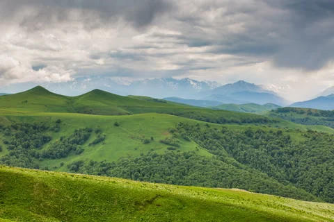 The formation of storm clouds over the mountains. Vídeo Stock 52777774