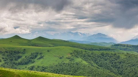 The formation of storm clouds over the mountains. Vídeo Stock 52777819