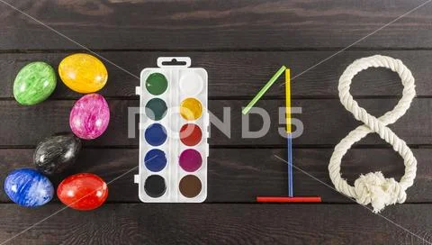 Formed the year: 2018 with eggs, watercolors, sticks and rope. Stock Photos