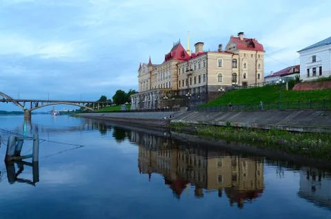 Former Grain Exchange on waterfront with reflection in water, Rybinsk Foto stock