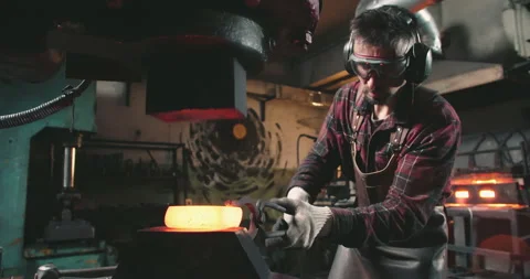 Forming metal using an automatic press Stock-Footage 165329663