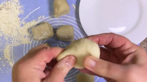 Forming round balls from raw dough for further rolling with a rolling pin. 库存影片 300456496