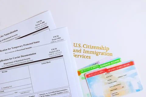 Forms documents related to U.S. immigration services on desk in an office s.. Foto stock
