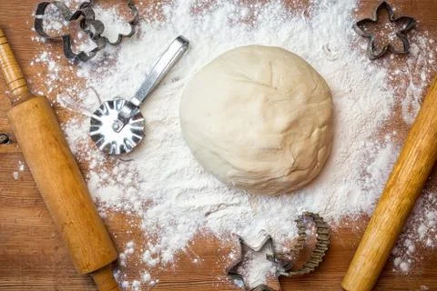 Forms for squeezing the dough. dough on the table with dough tools. Foto stock