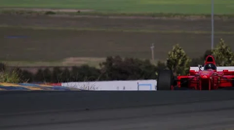 Formula One Race Car on Track, F1 coming over hill Vidéo 8960656