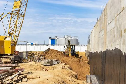 Formwork for pouring the second floor of a monolithic building. Photos