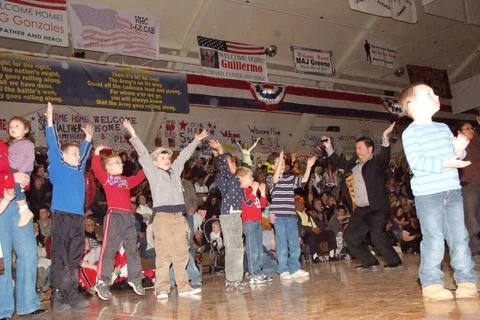 Fort Carson USO Program Manager Phil Martinez, right, leads Family and fri... Foto stock