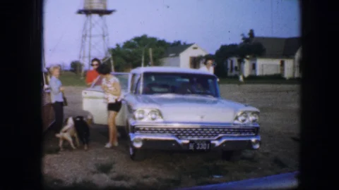 FORT WORTH TEXAS-1964: Camera Test Family Video Women Dogs Car Urban Vintage Vidéo 128535640