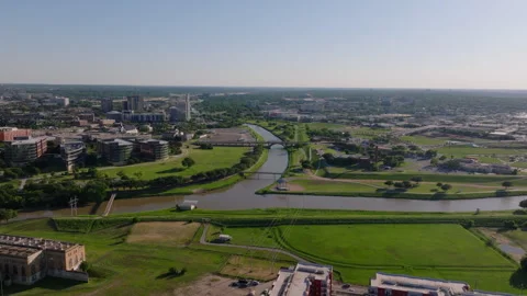 Fort Worth, Texas and Trinity river surrounded by city parks and modern Vidéo 276932940