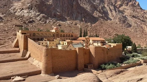 Fortified Saint Catherine Monastery complex in desert mountain landscape Vidéo 341650181
