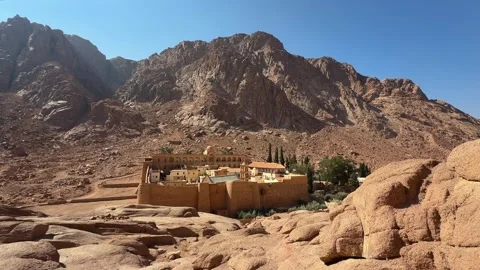 Fortified Saint Catherine Monastery complex in desert mountain landscape Vidéo 341650933