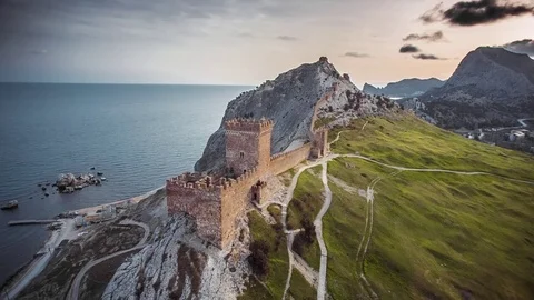 The Fortress On The Cliffs Vídeos de archivo 71642860