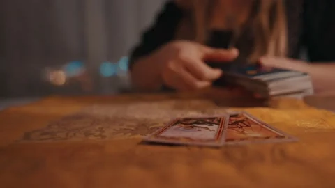 Fortune teller female hands and tarot cards. 스톡 동영상 161908568