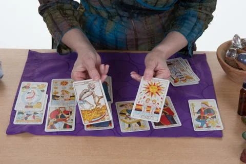 Fortune teller forecasting the future with tarot cards Foto stock
