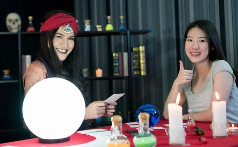 The fortune teller is predicting the fortune. Foto stock