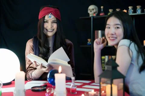 The fortune teller is predicting the fortune. 스톡 사진