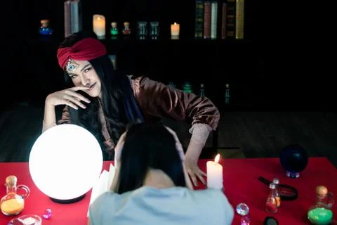 The fortune teller is predicting the fortune. Foto stock