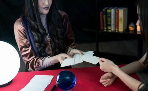 The fortune teller is predicting the fortune. Foto stock