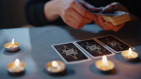 Fortune teller tarot reader lays out cards in order Stockbeeldmateriaal 300829801