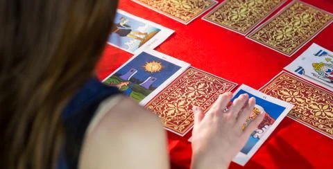 Fortune teller using tarot cards Foto stock