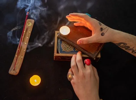 Fortune teller using tarot cards on black background Stock-Fotos