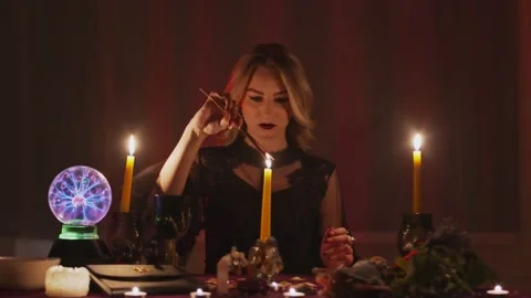 A fortuneteller in a magic salon lights magic incense for paranormal ritual Vídeo Stock 140818795
