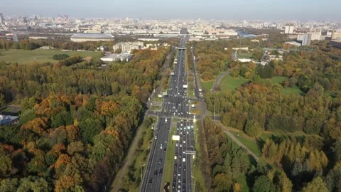 Forward aerial flight over busy highway Vidéo 323875357