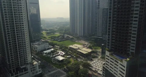 Forward aerial flight over local street market, arts centre and amphitheater. Vídeo Stock 131196575