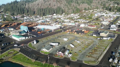 Forward Aerial View of Garibaldi Harbor Rising Up to Letter G on Hill, Sunny 库存影片 228738599