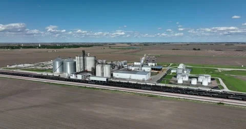 Forward ascendingan ethanol plant train cars siding farm fieldsaround Stockbeeldmateriaal 335670018