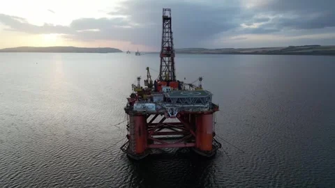 Forward circling aerial view decommissioned abandoned oil gas drilling platform Stock Footage 283073400
