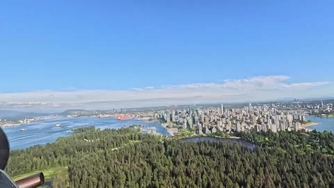 Forward Cockpit view, flying across Stanley Park towards Vancouver Harbour 库存影片 334816797