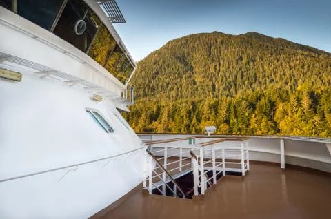 Forward deck below bridge on cruise ship passing by Pacific coastline, USA. Foto stock