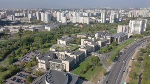 Forward descending drone flight to MGIMO entrance Vidéo 324545454