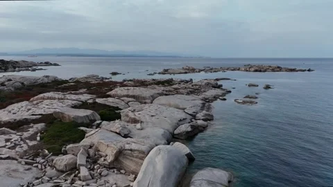 Forward Drone Crossing Sea Toward Rocky Shoreline Vídeo Stock 333235520
