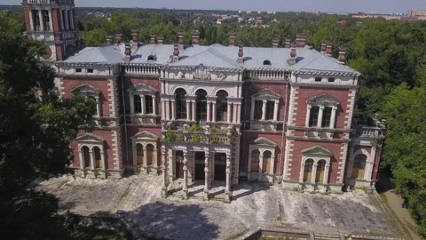 Forward drone descent to manor facade Vidéo 325624793