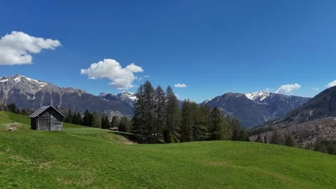 Forward Drone Exploration of a Remote Alpine Hut and Snowy Mountain Pano Vídeo Stock 338270471