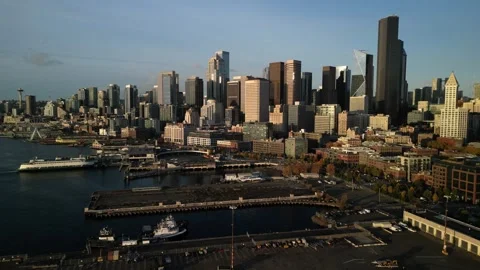 Forward Drone Flight Above Seattle Waterfront Piers at Golden Hour Stockbeeldmateriaal 348416164