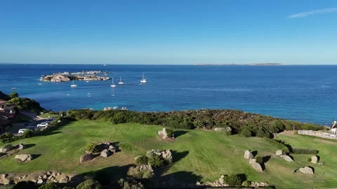 Forward Drone Flight Advancing Over Coastal Headland and Open Sea in Sar Vídeo Stock 332996885