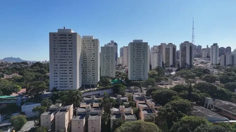 Forward drone flight on a beautiful sunny day with a clear blue sky over a Vídeo Stock 341665645