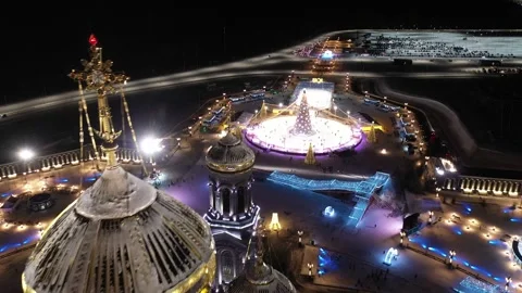 Forward drone flight from cathedral toward illuminated rink Vidéo 323000149