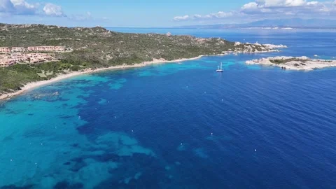 Forward Drone Flight Over Expansive Blue Bay and Coastal Landscape in Sa Vídeo Stock 332721802