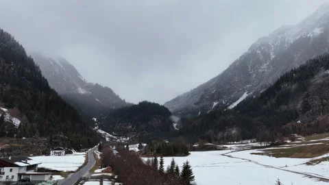 Forward Drone Flight Over Snow-Covered Val Ridanna in Foggy Winter 库存影片 336297762