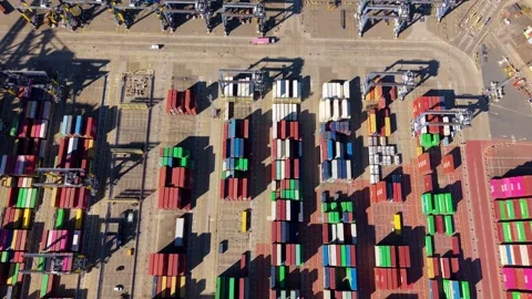 Forward drone flight over ultra large container ships handling import export Vidéo 342081224