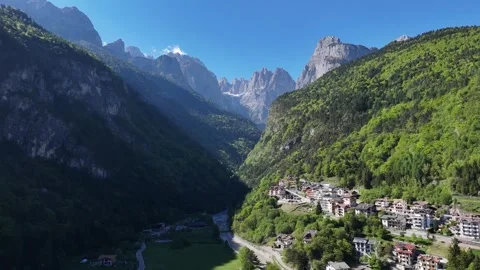 Forward Drone Flight Revealing Alpine Lake and Dolomites Mountain Village Vídeo Stock 337449629