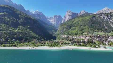 Forward Drone Flight Toward Dramatic Dolomite Peaks Above Alpine Village Vídeo Stock 337088552