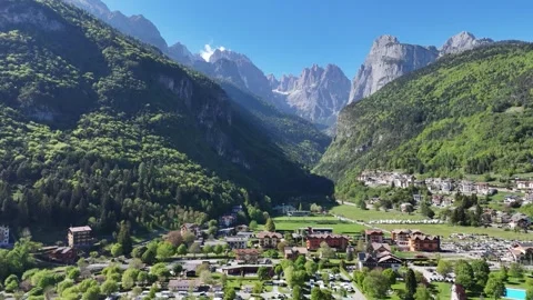 Forward Drone Flight Towards Rugged Mountain Peaks in Northern Italy Vídeo Stock 337285248