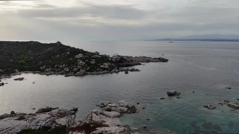 Forward Drone Over Rugged Shoreline Toward Blue Horizon in Sardegna 库存影片 333325058